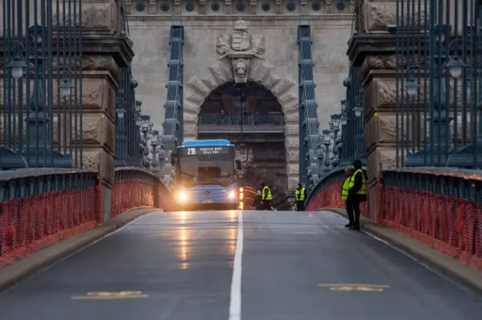 The 216 bus passes through the Chain Bridge on the day of the opening of the reconstructed roadway, on 16 December 2022. For the time being, only vehicles of the BudapestTransport Centre (BKK), taxis, mopeds, motorbikes, cyclists and people using micro-transport vehicles were allowed to cross the bridge, which was temporarily opened to traffic.Photo: Zoltán Balogh /MTI
