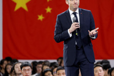 Kínától védené Macron a német autóipart, kérdés, hogy a németek akarják-e