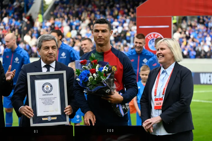 Cristiano Ronaldo (középen) a 200. válogatottságára kapott Guinness-oklevéllel – Fotó: Halldor Kolbeins / AFP 