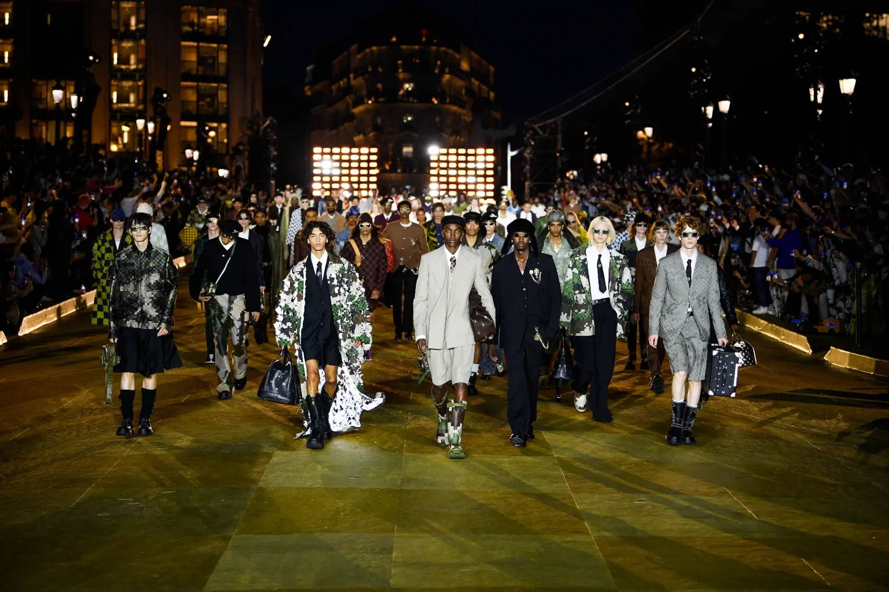 Férfiszoknyák, pixelek, logók és hírességek – Pharrell Williams bemutatta első Louis Vuitton-kollekcióját