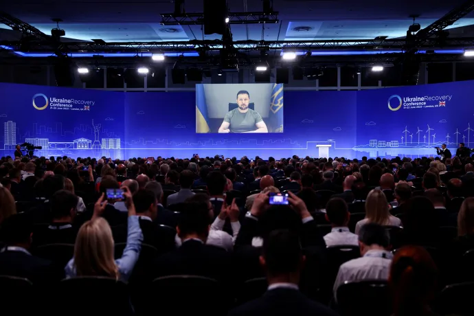 Volodimir Zelenszkij ukrán elnök videókapcsolaton keresztül beszédet mond a Londonban megrendezett Ukrajna Helyreállítási Konferencia első napján – Fotó: Henry Nicholls / Reuters ! AFP 