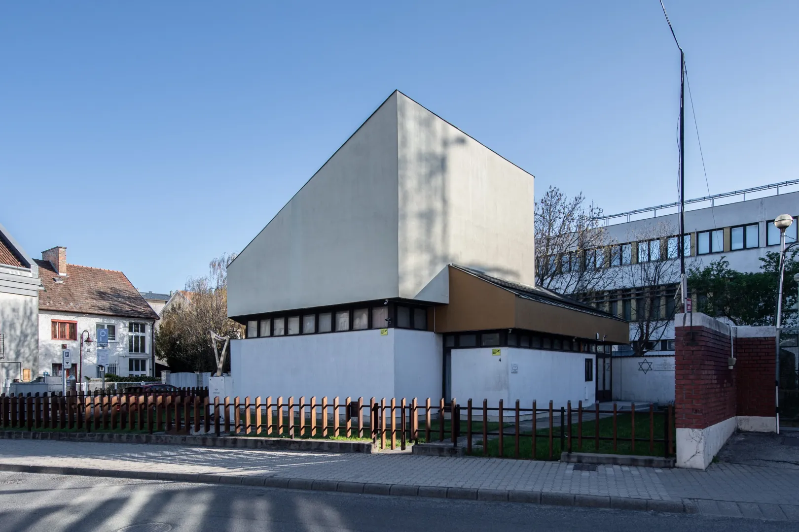 Az 1986-ban, Kovács Sándor tervei szerint épült siófoki zsinagóga – Fotó: Bődey János