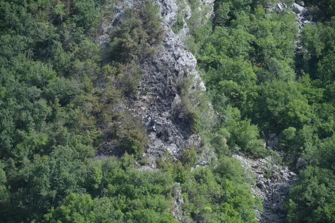 Van egy drótkötélpálya a lezuhant magyar honvédségi helikopter útvonalán, de szerepelt a térképen