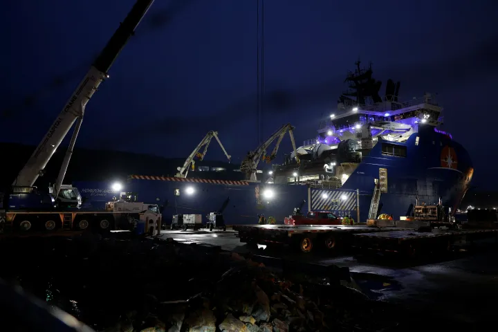 Felszereléseket rakodnak a Horizon Arctic nevű tengeri hajóra, mielőtt az eltűnt búvárhajó keresésére indulna 2023. június 20-án – Fotó: David Hiscock / Reuters