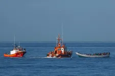 Többtucatnyian tűntek el, miután elsüllyedt egy menekülteket szállító csónak az Atlanti-óceánon
