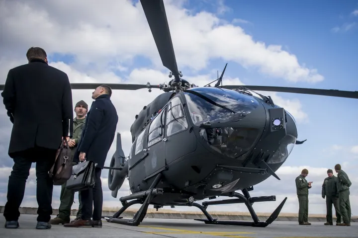 H145M típusú helikopter Kecskeméten, a MH 59. Szentgyörgyi Dezső Repülőbázisán, ahol kihelyezett ülést tartott az Országgyűlés honvédelmi bizottsága 2020. február 27-én – Fotó: Ujvári Sándor / MTI