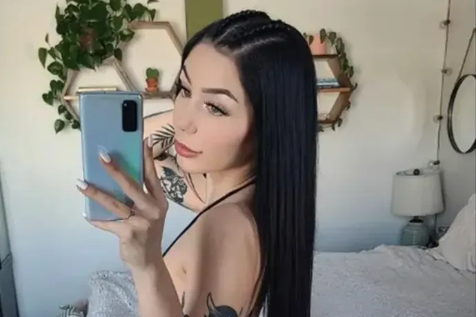 Egy OnlyFans-modellel kezdett online flörtölésbe az eltűnt tengeralattjárón lévő brit üzletember magyar nevű mostohafia