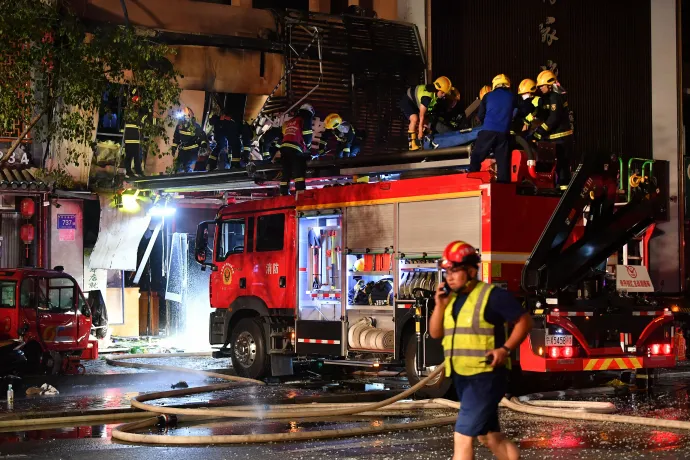 Tűzoltók dolgoznak a baleset helyszínén – Fotó: Wang Peng / Xinhua / AFP