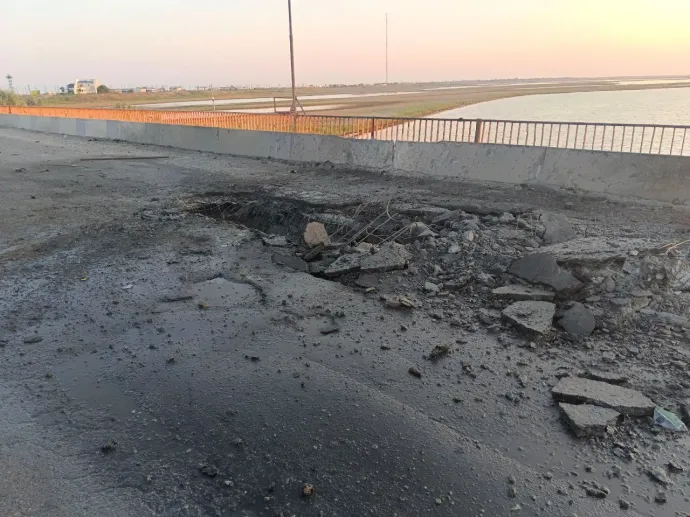 A Herszon megyét a Krím-félszigettel összekötő híd a rakétatalálat után – Fotó: Vladimir Saldo via Telegram / Reuters