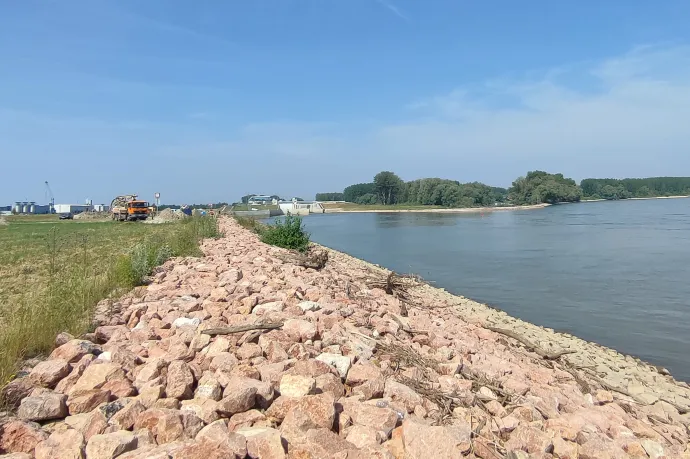 Jobbra a Duna, egyenesen a Mosoni-Duna rajta a tavaly megépült hajózsilip. A Mahart kikötője itt épül – Fotó: Cséfalvay Attila