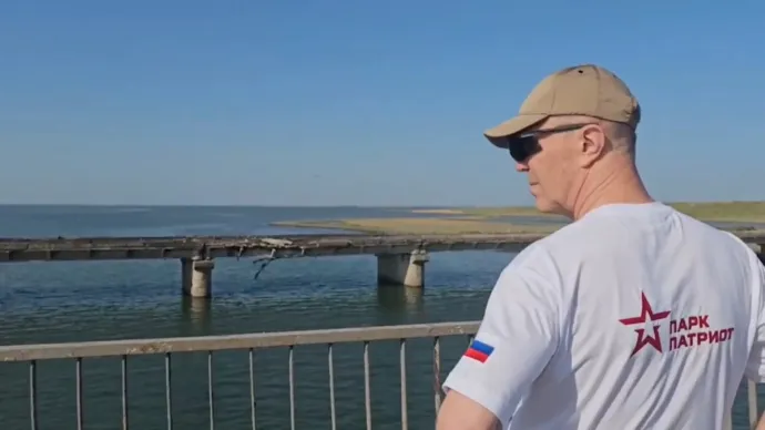 Vlagyimir Szaldo, az ukrajnai Herszon régió oroszok által kinevezett vezetője a megrongálódott Csongar hídnál, amely Herszon régiót köti össze a Krím félszigettel – Fotó: Vladimir Saldo Via Telegram / Reuters