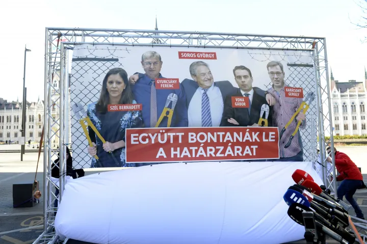 A Fidesz 2018-as plakátkampányának leleplezése a Parlament előtt – Fotó: Soós Lajos / MTI