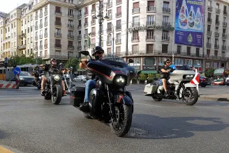 Hatezren döngetnek végig a Harley-Davidson büszkeség menetén