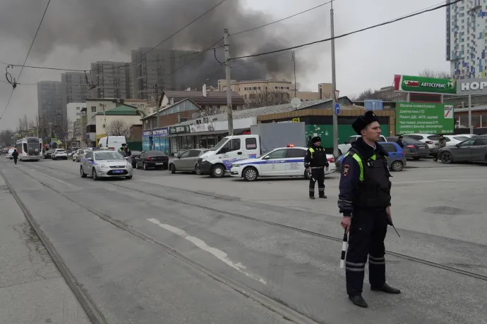 Rendőrök az utcán Rosztovban, a háttérben füst száll fel a Szövetségi Biztonsági Szolgálat (FSZB) központjából – Fotó: Anadolu Agency / AFP