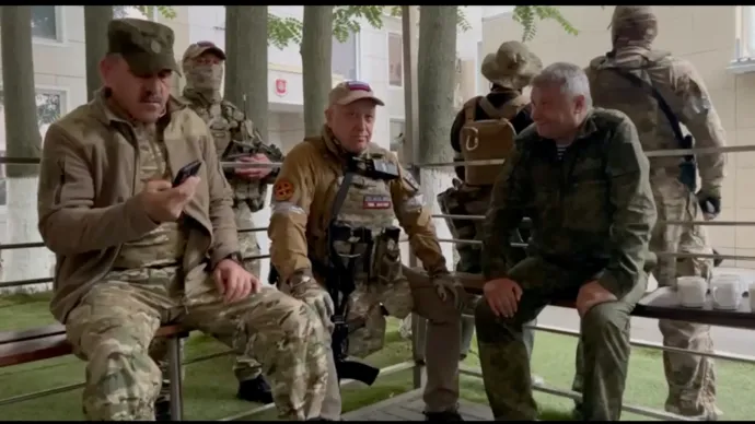 Egy videofelvételen Jevgenyij Prigozsin találkozik Junusz-Bek Jevkurov orosz védelmi miniszterhelyettessel az orosz fegyveres erők déli katonai körzetének főhadiszállásán, az oroszországi Rosztoban, a 2023. június 24-én – Fotó: Reuters