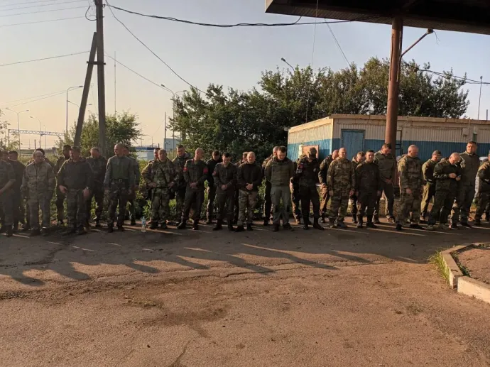 Egy a közösségi mégiában megosztott fotó szerint a voronyezsi Budajevkában 180 orosz rendfenntartó adta meg magát a Wagner csapatainak – Fotó: Wagner / Handout / Anadolu Agency / AFP