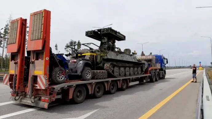 A Wagner katonai felszerelését szállító kamion az M4-es autópályán – Fotó: Reuters