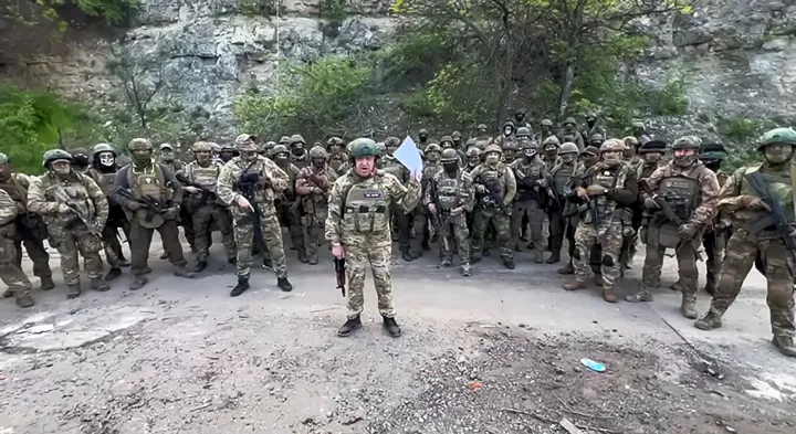 Képkocka egy, a Telegram közösségi oldalra felkerült videóból, ahol Prigozsin az orosz hadsereg vezérkarát bírálja és a Wagner-csapatok Ukrajnából való kivonását jelenti be – Fotó: Telegram channel of Concord group / AFP