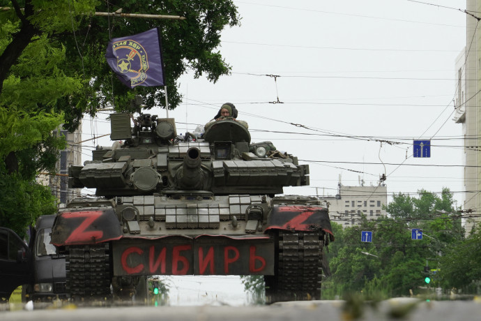 A Wagner-csoport tagjai egy tank tetején ülnek Rosztov-na-Don városának egyik utcáján. Fotó: STRINGER / AFP