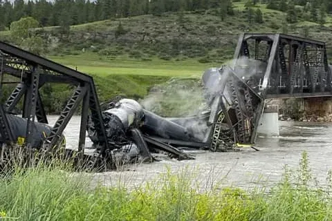 Kisiklott egy vonat, veszélyes anyagokat szállító vagonok zuhantak a Yellowstone folyóba