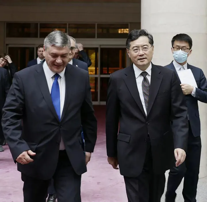 Andrej Rudenko orosz külügyminiszter-helyettes és Csin Gang kínai külügyminiszter Pekingben 2023. június 25-én – Fotó: MINISTRY OF FOREIGN AFFAIRS OF THE PEOPLE'S REPUBLIC OF CHINA / Handout / AFP