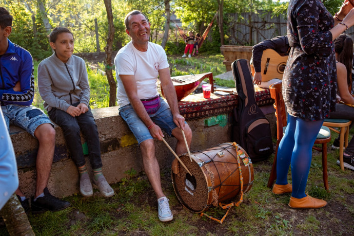Bari József az arlói jeuzsita Jelenlét-ház udvarán. Fotó: Szimfolk Facebook-oldal