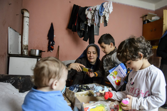 Arló, 2019. december 24.Rita nõvér, a Szent Ferenc Kisnõvérei szerzetesközösség tagja (b2) ajándékokat ad gyerekeknek Arlón egy családi házban 2019. december 24-én.MTI/Komka Péter
