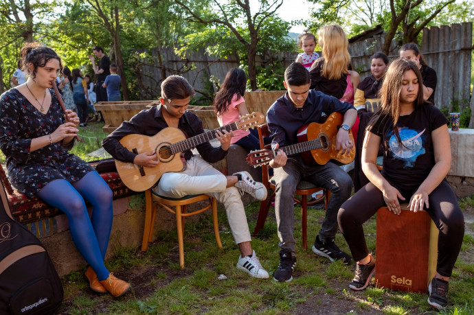 Közös zenélés egy Szimfolk-eseményen a Jelenlét-ház udvarán, Arlón. Fotó: Szimfolk Facebook-oldal / Jezsuita Jelenlét Arlón
