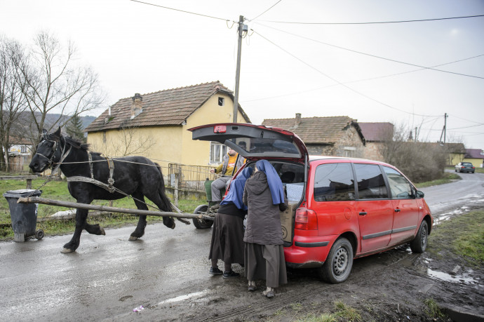 Arló, 2019. december 24.A Szent Ferenc Kisnõvérei szerzetesközösség tagjai tagjai ajándékokat visznek rászoruló családoknak Arlón 2019. december 24-én.MTI/Komka Péter