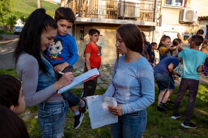 Közösségi program az arlói jezsuita Jelenlét-ház udvarán. Fotó: Szimfolk Facebook-oldal / Jezsuita Jelenlét Arlón