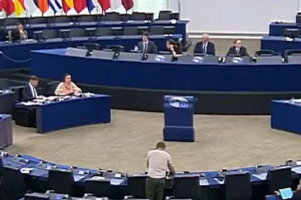 Zelenszkij kiárusítja az országot, mondta az EP baloldali ír képviselője