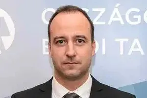 Nem lehet bírókat verbálisan kivégezni a közmédiában