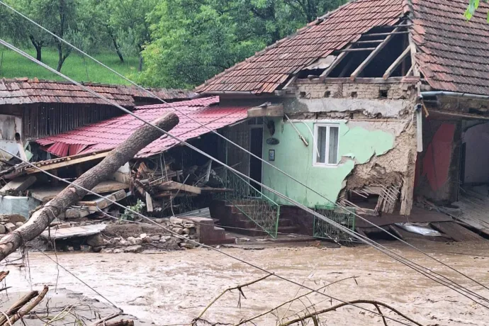 Több mint hatvan ház megrongálódott, egy ember meghalt az Arad megyei árvízben