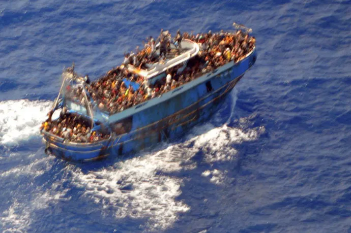A görög parti őrség által kiadott fotó a migránsokat szállító hajóról, ami a nyílt tengeren felborult, több mint 500 halálos áldozatot követelve 2023. június 14-én – Fotó: Hellenic Coast Guard / Reuters