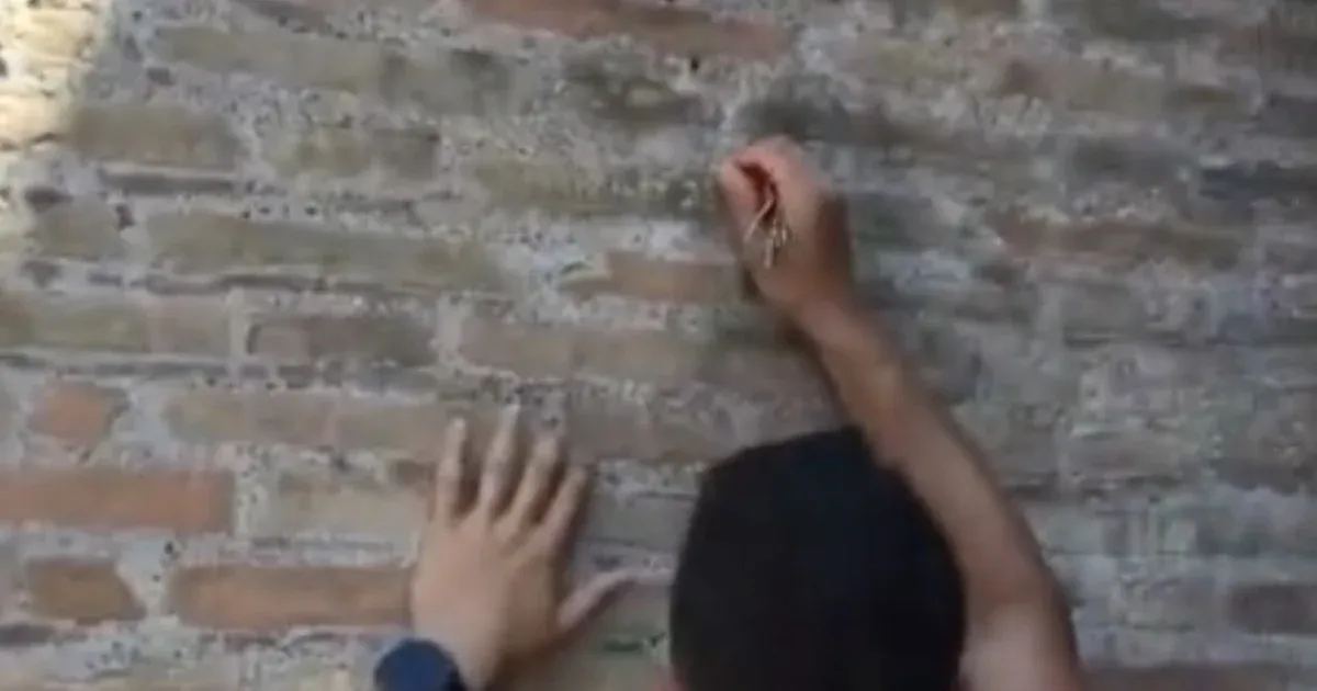Romantikus üzenetet vésett a falba, csak sajnos a Colosseuméba