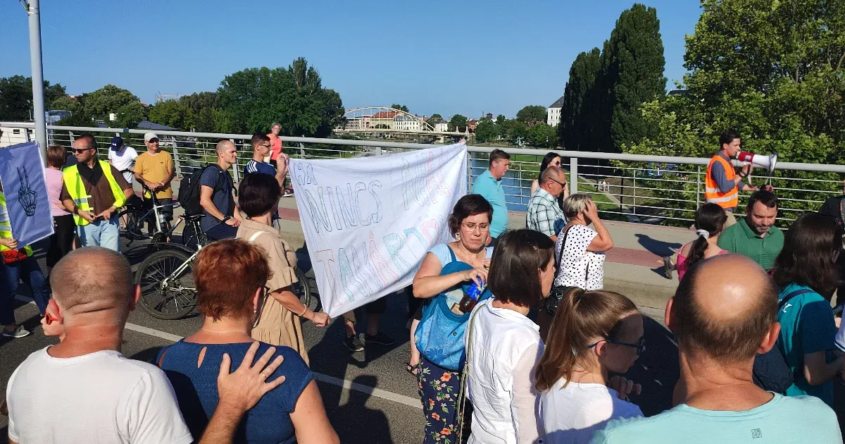 Hídfoglalásos civil demonstráció volt Győrben