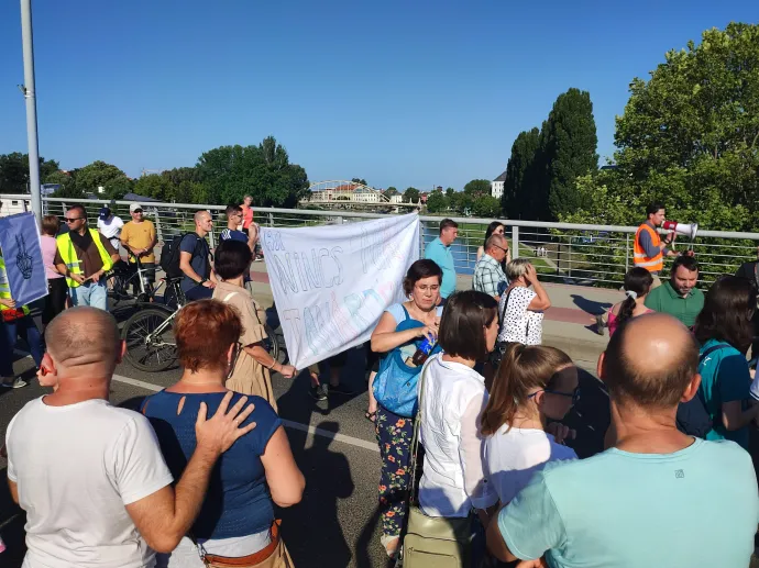 A Jedlik hidat is elfoglalták a tüntetők a tanárok megbecsülését követelve – Cséfalvay Attila/Telex