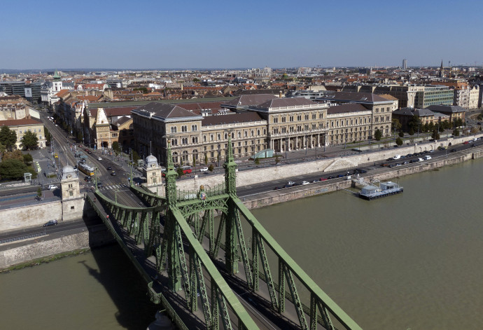 Budapest, 2020. szeptember 9. A Budapesti Corvinus Egyetem, elõtérben a Szabadság híd 2020. szeptember 9-én. MTI/Máthé Zoltán