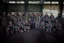 Zelenszkij a fronton: A csapataink minden irányban haladtak, ez egy boldog nap