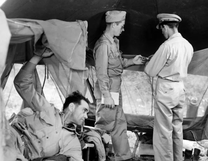 Az olasz 12. légidivízió egyik bázisának tábori ágyai malária elleni szúnyoghálóval, 1944 júliusában – Fotó: Mondadori Portfolio / Getty Images