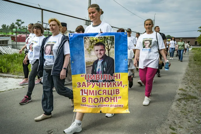 Dimer lakóinak felvonulása azért, hogy az oroszok engedjék szabadon a falu április 2022-i megszállása során foglyul ejtett civileket – Fotó: Celestino Arce / NurPhoto via AFP