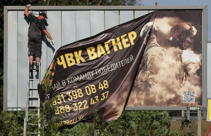 A Wagner-zsoldossereg „Csatlakozz a győztesek csapatához!" szlogennel toborzó hirdetését távolítják el Szentpéterváron 2023. június 24-én – Fotó: Anton Vaganov / Reuters