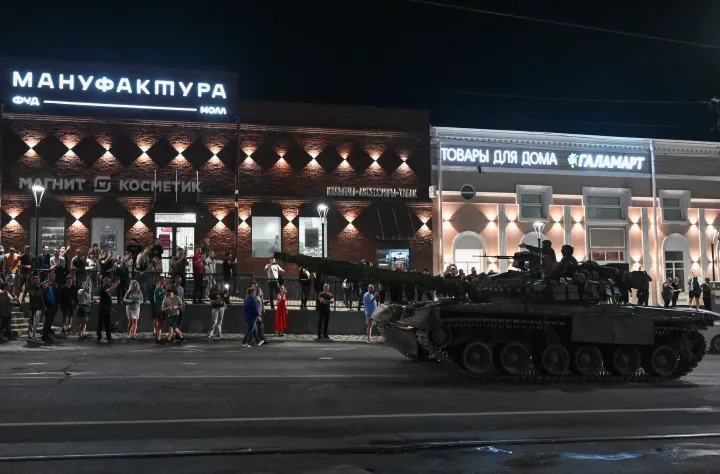 A Wagner-zsoldossereg harcosai kivonulnak Rosztov-na-Donu városából 2023. június 24-én – Fotó: Reuters