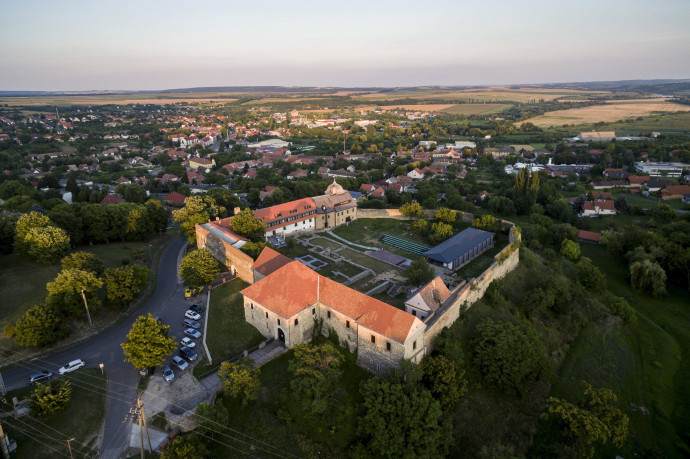 A sokáig romos pécsváradi várat 2010 óta üzemelteti az önkormányzat. Azóta részben uniós forrásból felújították, szállodát alakították ki, a helyi múzeum évi látogatószáma pedig a 2009-es 450-ről tavaly közel 22 ezerre nőtt. Fotó: Sóki Tamás/MTI
