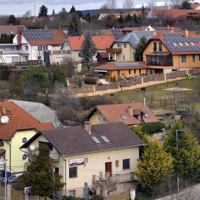 Megint kezdi őrületbe kergetni a napelemben gondolkodókat a kormány