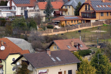 Megint kezdi őrületbe kergetni a napelemben gondolkodókat a kormány