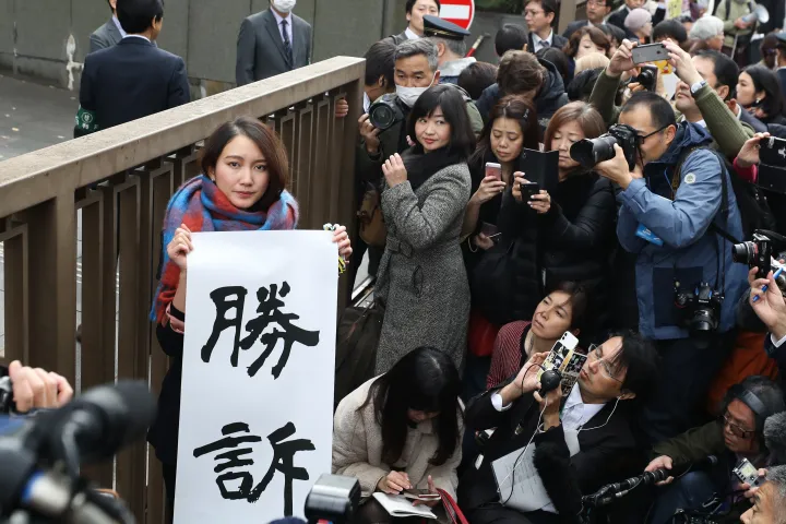 Itó Siori „győzelem” feliratú táblát tart a tokiói kerületi bíróság előtt 2019. december 18-án Tokióban. A bíróság 3,3 millió jen (8 millió forint) kártérítést ítélt meg neki, miután nemi erőszakkal vádolt meg egy volt tévériportert – Fotó: Takashi Aoyama / Getty Images