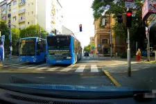 Teljes összhangban hajtott át a piroson két, egymással szemben közlekedő busz