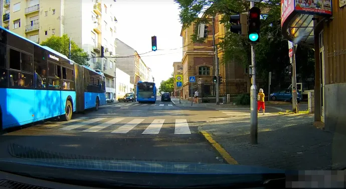 1. számú kép: a BKV busza már átért a kereszteződésen, amikor zöldre váltott a lámpa – Forrás: olvasónk, Károly videója