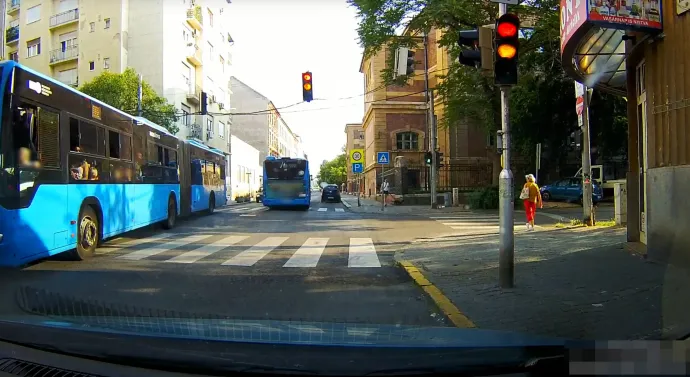 (2. számú kép) Piros-sárga: a lámpaváltás pillanatában már elhagyta a kereszteződést a 107-es busz – Forrás: olvasónk, Károly videója